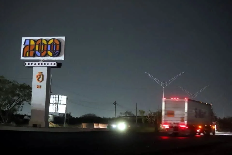 Image - Regios En México La Autopista Aeropuerto Presenta Fallas De Iluminación Y Pavimento. Usuarios Denuncian Riesgos Viales Mientras El Gobierno Estatal La Presume Como Segura.