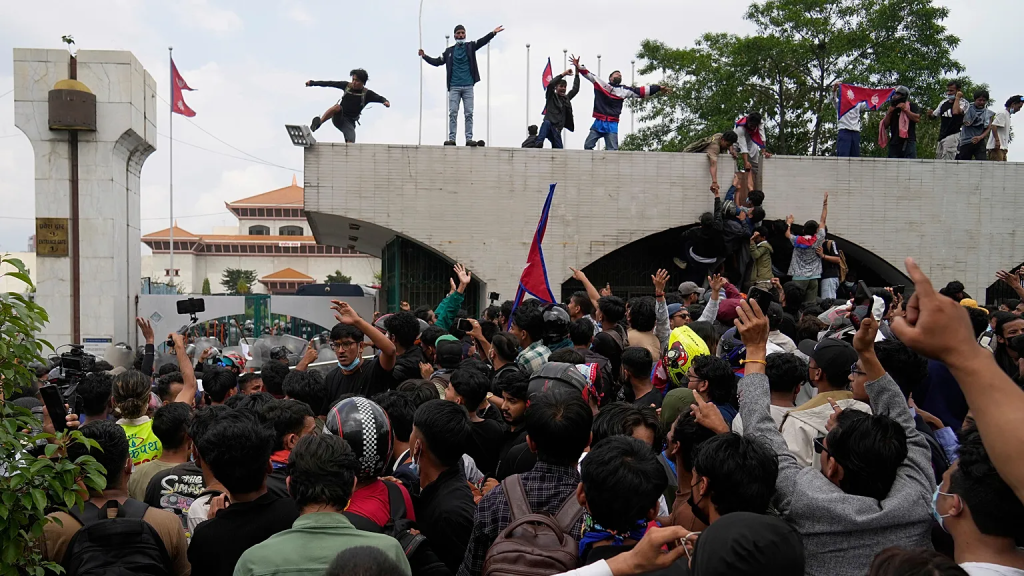 Protestas Por Veto a Redes Sociales Dejaron 25 Muertos En Nepal, Cientos De Heridos Y La Renuncia Del Primer Ministro K. P. Sharma Oli.