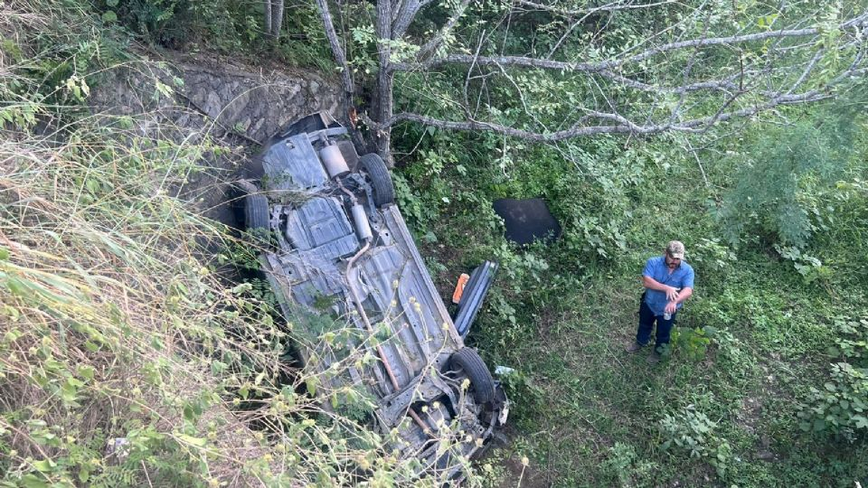 Image - Regios En México Accidente En Montemorelos Deja Vehículo Volcado Tras Caída Desde Puente. Autoridades Aseguraron La Zona Y Tránsito Investiga El Incidente.