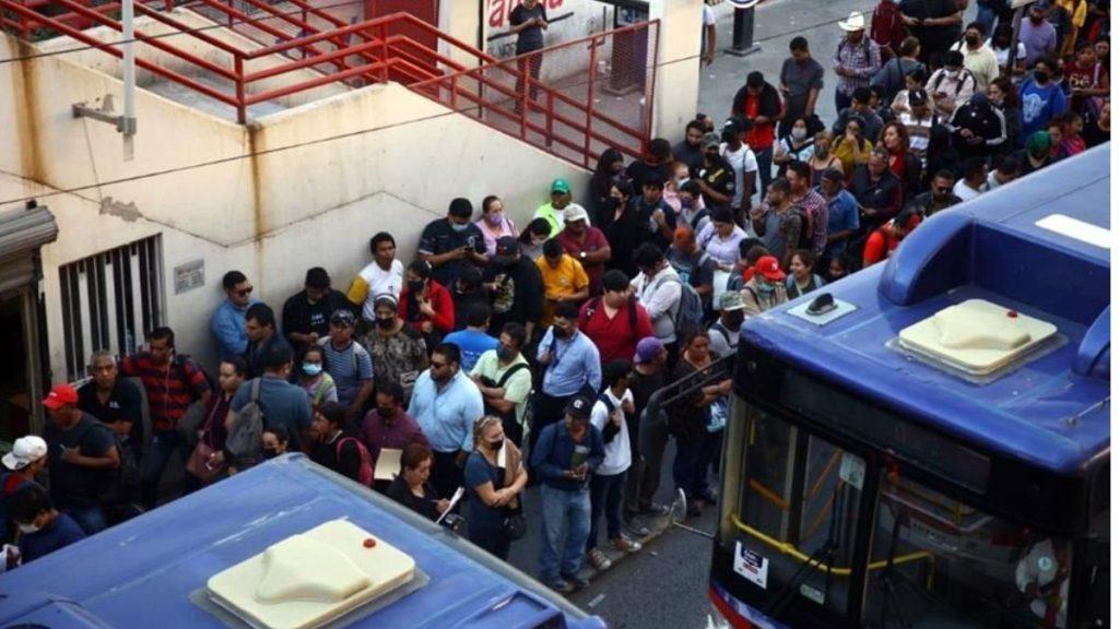 Largas Filas En La Parada Del Camión 