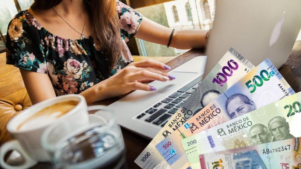 Person Typing on a Laptop at a Cafe with a Cup of Coffee and Mexican Banknotes in the Foreground, Suggesting Online Work or Earnings. - Regios En México