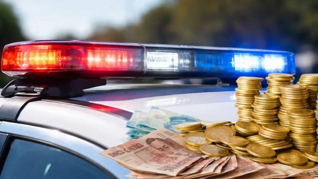 Police Car with Red and Blue Emergency Lights and Stacks of Coins and Cash in the Foreground, Suggesting a Cash Seizure or Financial Crime Context. - Regios En México