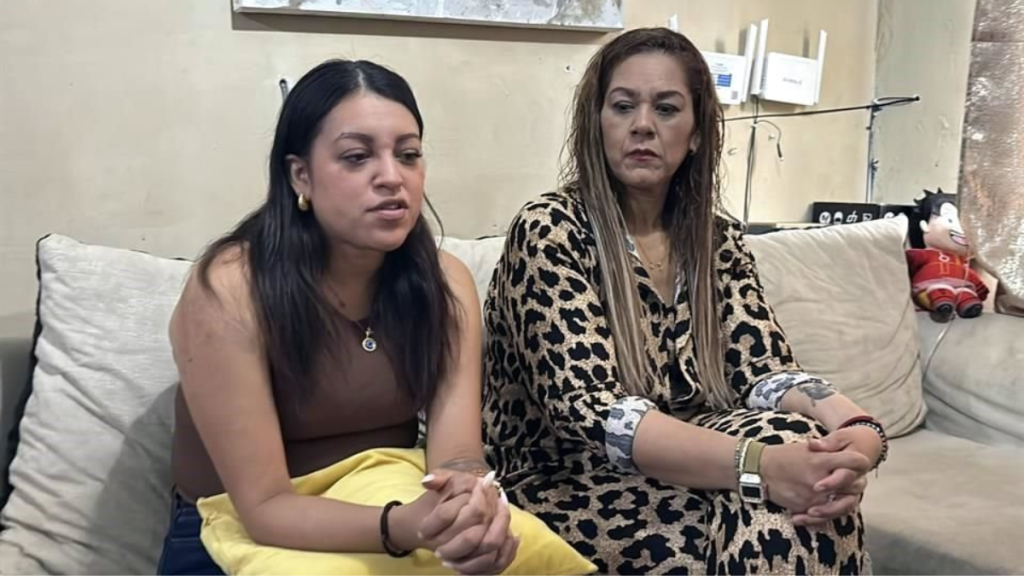 Familiares De Deudos Del Mitin Del Escenario Caído  - Regios En México