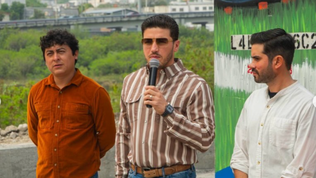 Pintura Millonaria Oculta El Abandono Del Metrorrey - Regios En México
