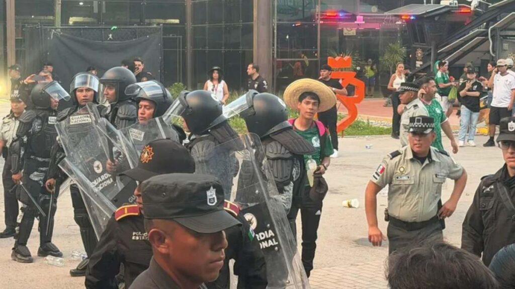 Policias En El Escenario Principal Del Parque Fundidora - Regios En México