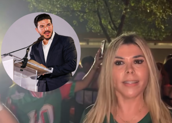 Woman with Blonde Hair at a Night Event in the Foreground, Crowd Behind; Inset Shows Man in Suit Speaking at a Podium with a Microphone. - Regios En México