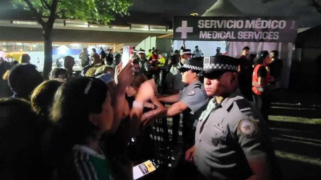 Estafa Del Fan Fest  Deja a Los Fans Durante Horas En Las Filas - Regios En México