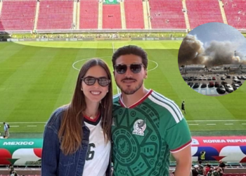 Smiling Couple Posing Together on a Soccer Stadium Field, with Red Seats in the Stands Behind Them; Circular Inset Shows a Large Smoke Plume over a Parking Lot During a Protest. - Regios En México