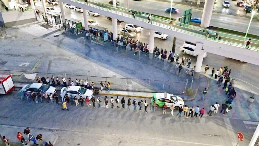 Gente Esperando El Camión En Plena Ola De Calor - Regios En México