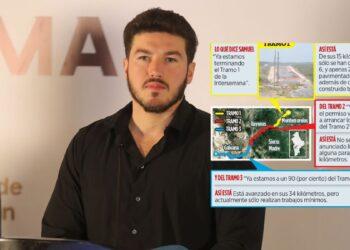 Hombre Con Camiseta Negra Frente a Una Infografía Informativa Sobre Un Proyecto De Tranvía Con Mapas Y Textos Coloridos. - Regios En México