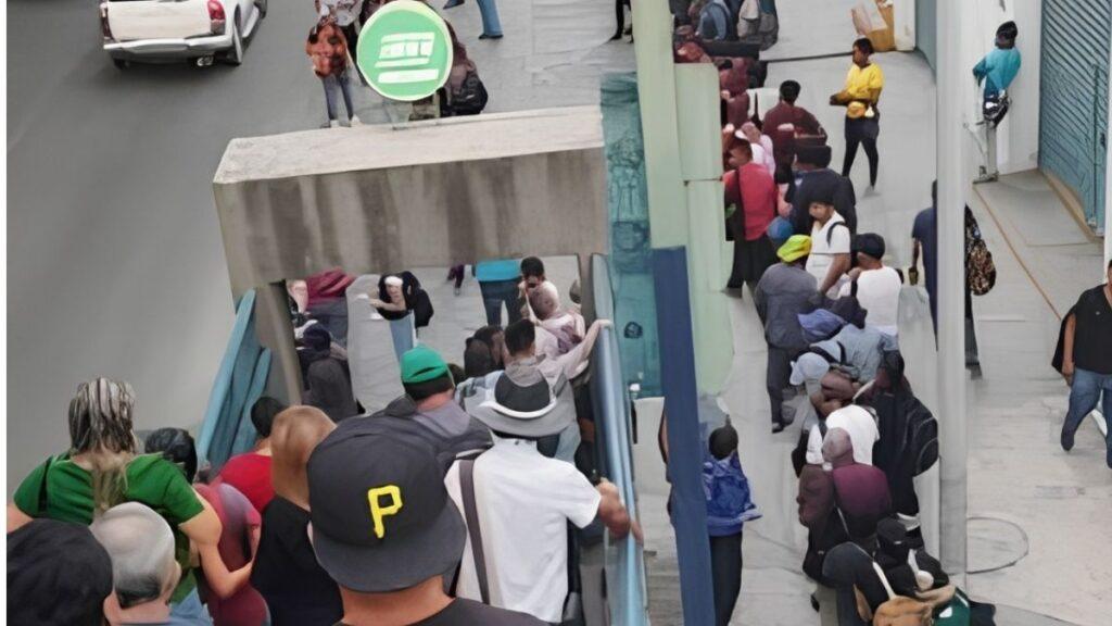 Aglomeraciones-en-estacion-felix-u-gomez - Regios En México Filas Por Falla En Metro Línea 1 - Regios En México