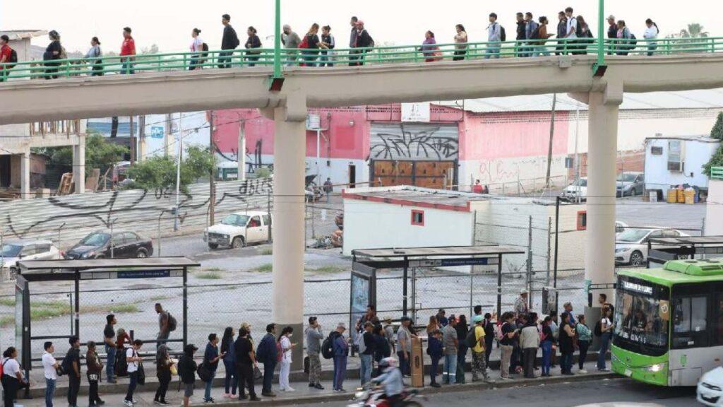 Movilidad-en-nuevo-leon - Regios En México Largas Filas Para El Camión De Nuevo León - Regios En México