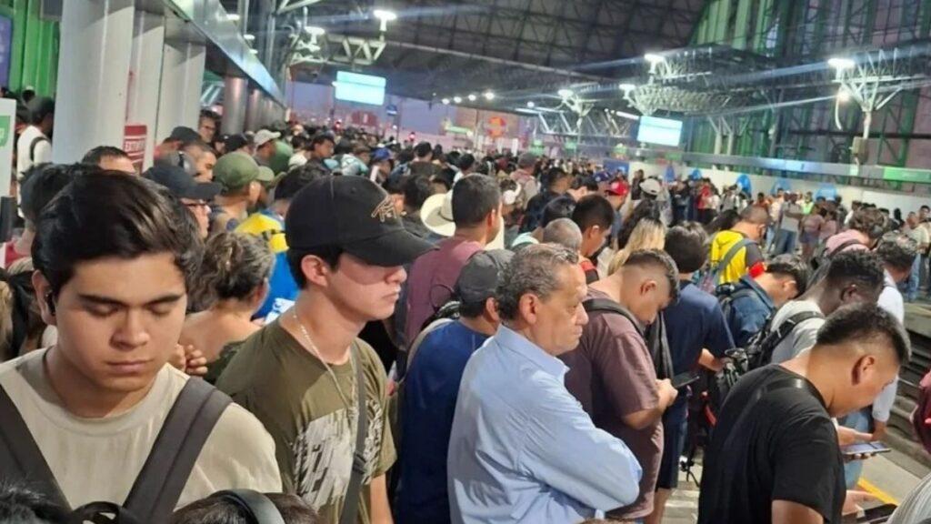 Usuarios-pierden-una-hora-por-falla-en-metrorrey - Regios En México Fallas En El Metro Línea 1 - Regios En México