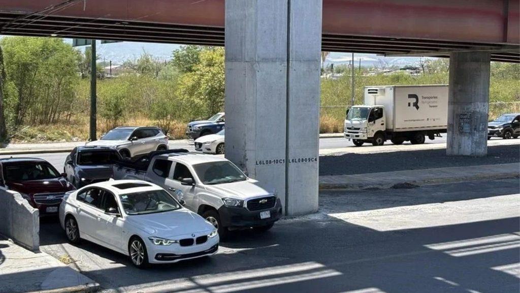 Columna Bloquea Carril De Retorno  - Regios En México