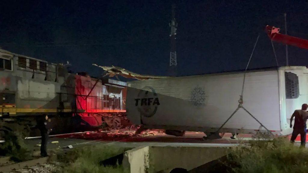 Trailer choca contra tren en García    Regios en México