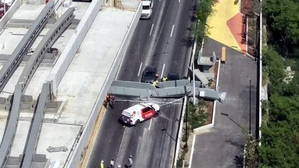 Derrumbe puente peatonal L4   Regios en México