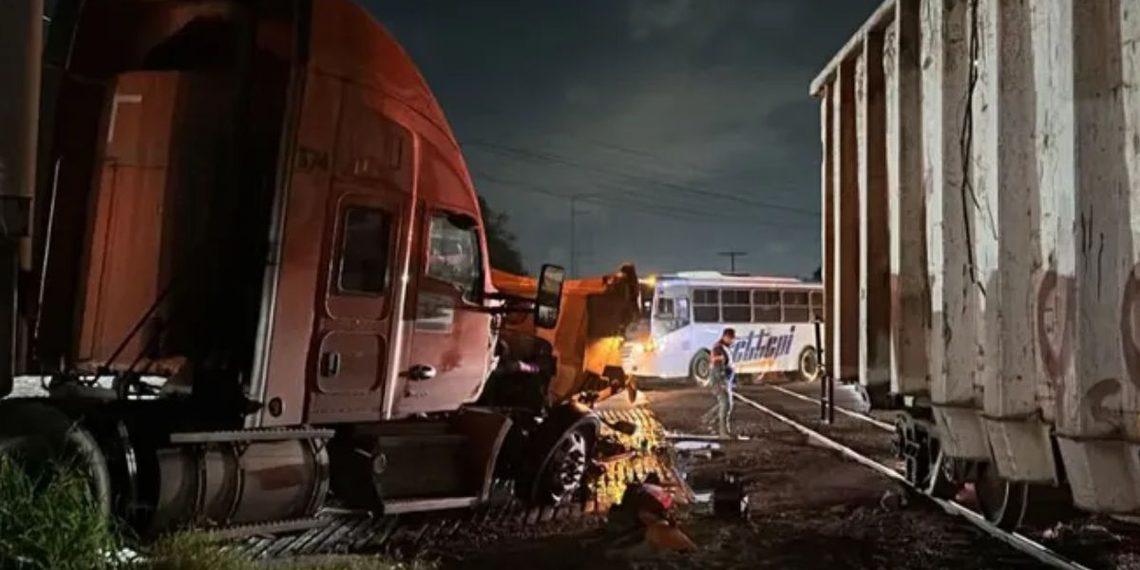 tráiler choca contra el tren en García   Regios en México