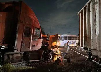tráiler choca contra el tren en García   Regios en México